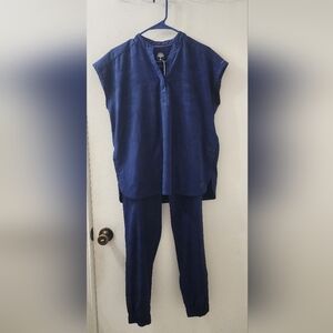 Navy Women's Two-Piece Scrub, Size Small.